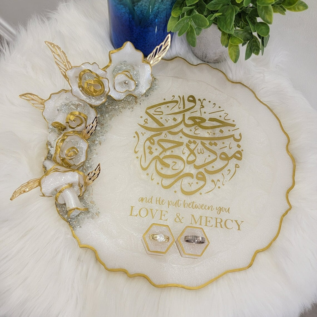 A beautiful, white and gold, resin art piece with Arabic calligraphy Resin Art